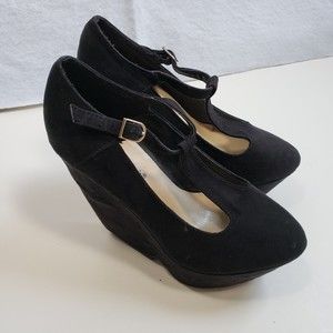 Breckelle's Suede Wedge Ankle Platform Black Shoes Size 5.5 T-Strap 5.5" Heel
